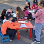 09b.Los chicos pintan